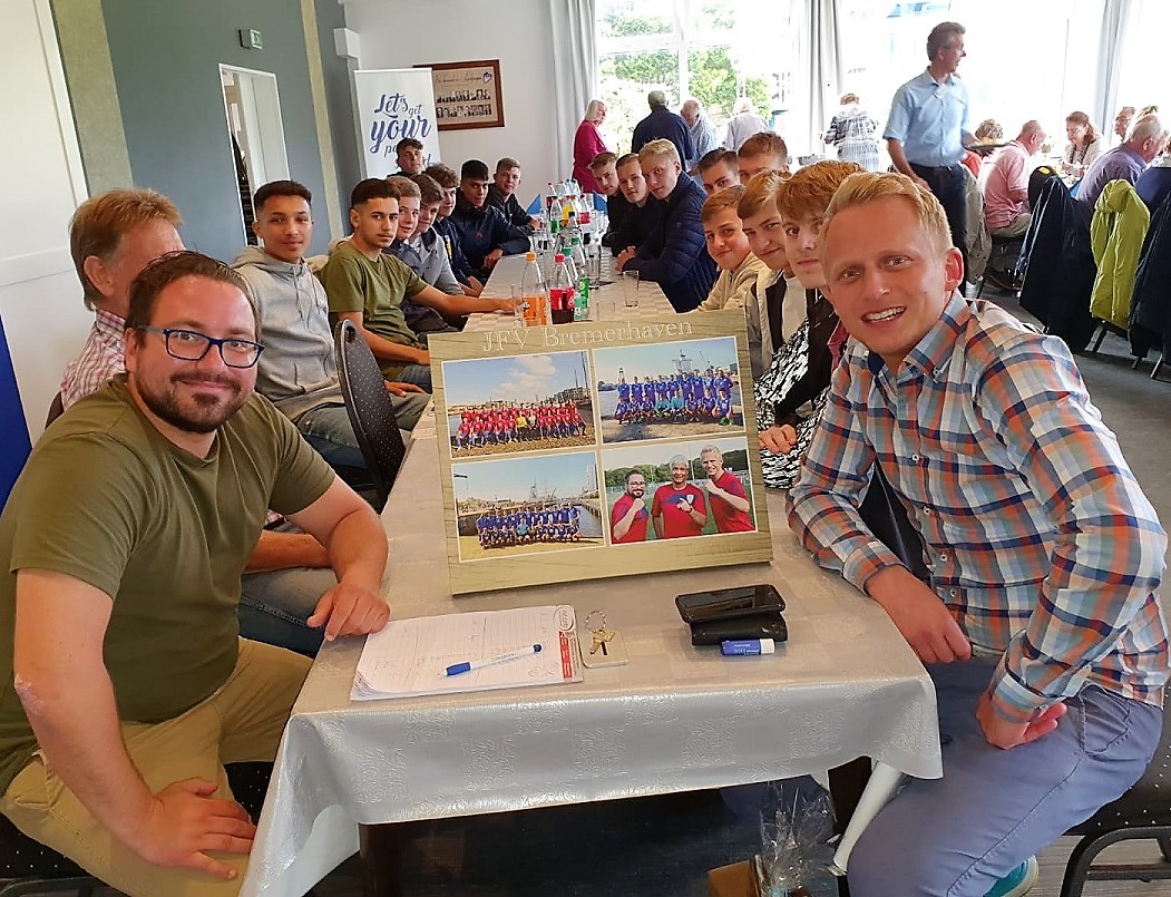 U17 Jungs mit Abschluss in Tietjens Nachspielzeit Saalbetrieb und Catering